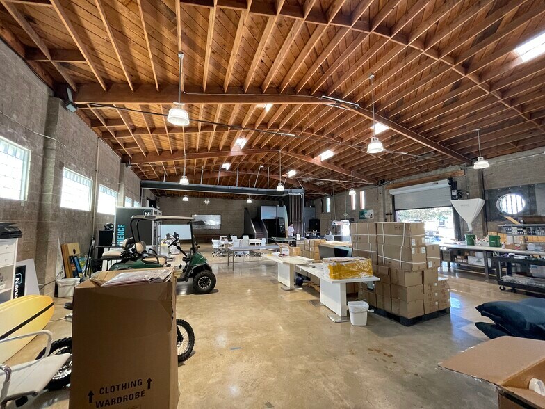 More Photos Of 1366 Hornblend St, San Diego Flex For Lease