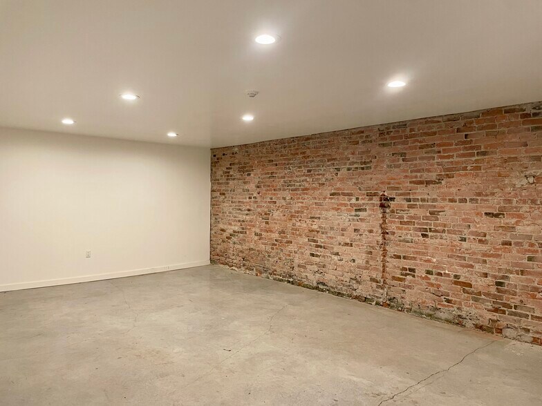 More Photos Of 411 2nd Ave Ext S, Seattle Storefront For Sale