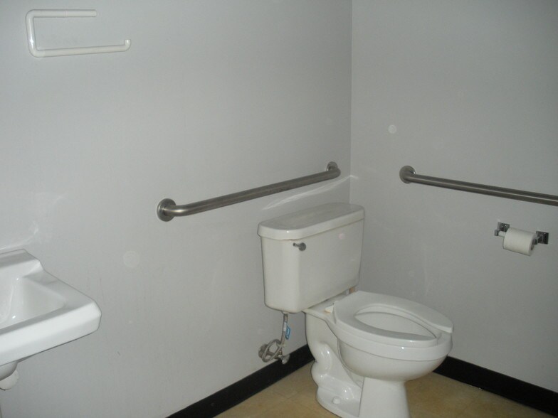 More Photos Of 10914 Patriot Hwy, Fredericksburg Storefront Retail Office For Lease