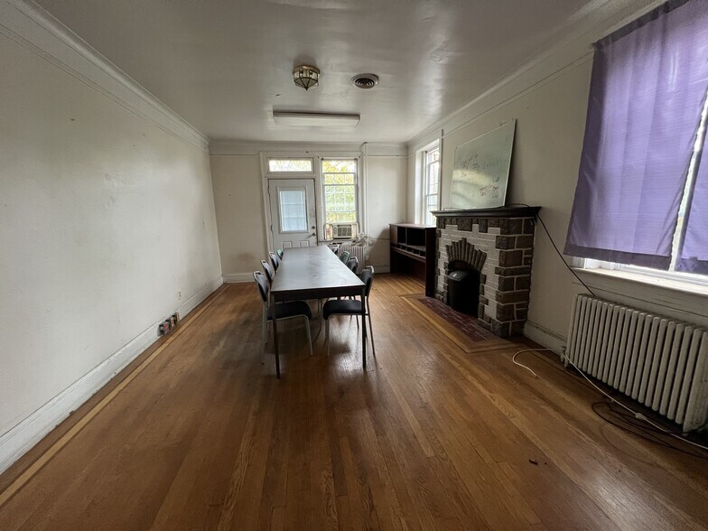 More Photos Of 429 8th St SE, Washington Storefront Retail Residential For Sale