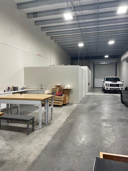 More Photos Of 2610 SE Market Pl, Stuart Unknown For Lease