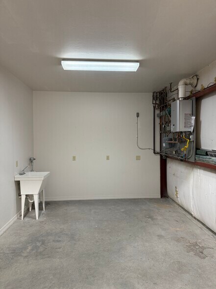 More Photos Of 1431 Anderson Rd, Montrose Warehouse For Lease