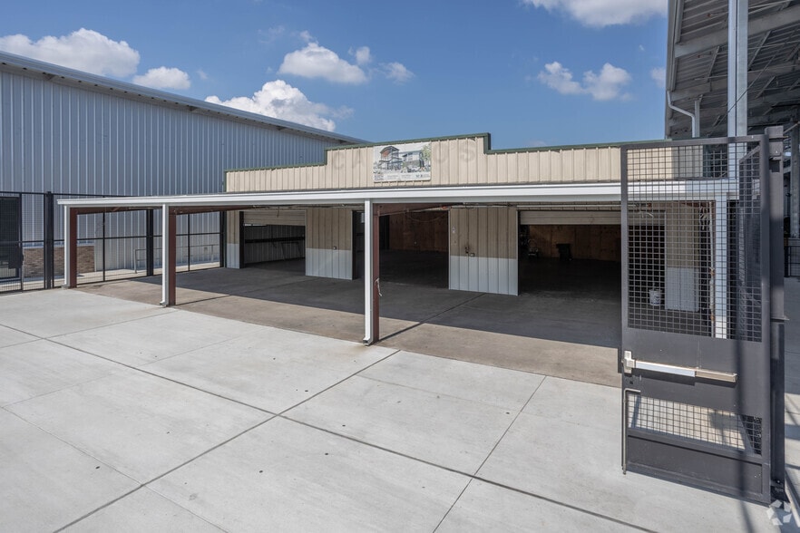 More Photos Of 2520 Airline Dr, Houston Storefront For Sale