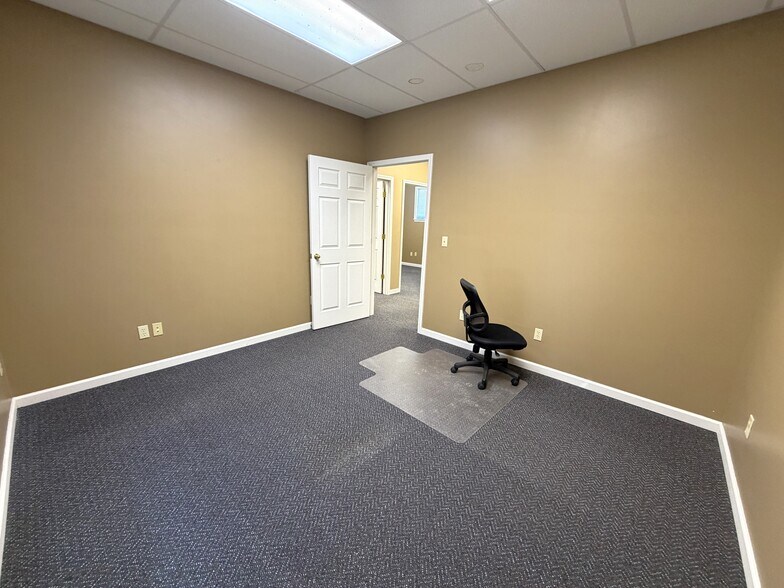 More Photos Of 305 N Mason St, Carrollton Office For Sale