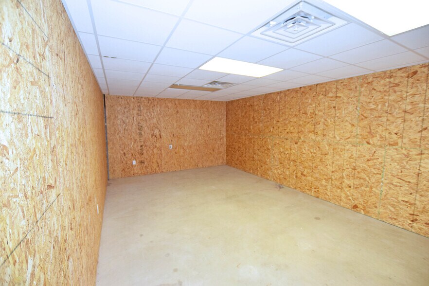 More Photos Of 305 E 57th St, Odessa Warehouse For Sale