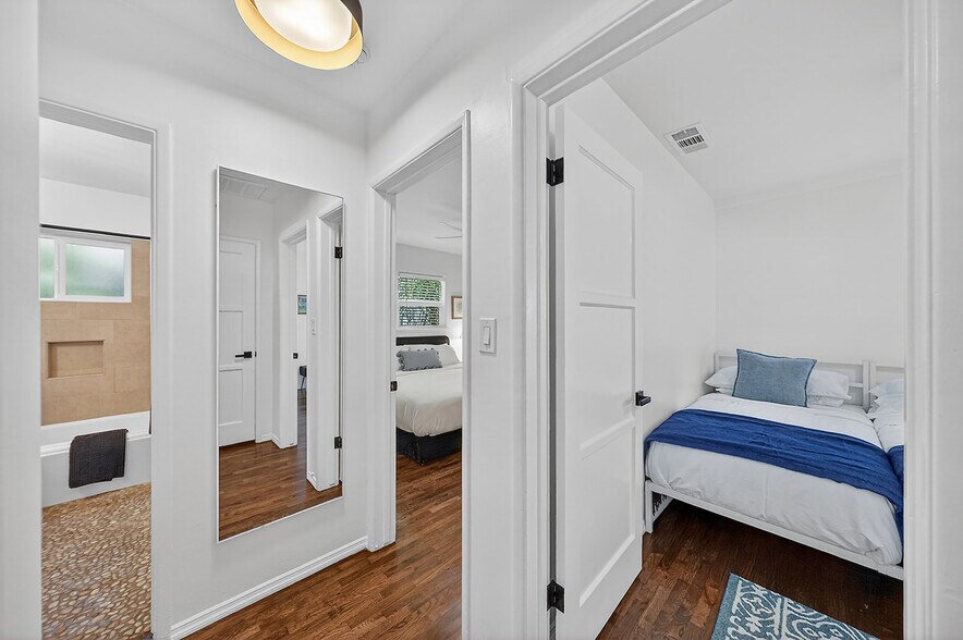 More Photos Of 218 Venice Way, Venice Multifamily For Sale