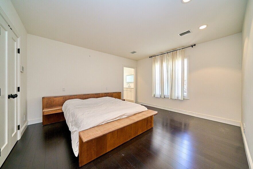 More Photos Of 1321-1325 Abbot Kinney Blvd, Venice Freestanding For Sale