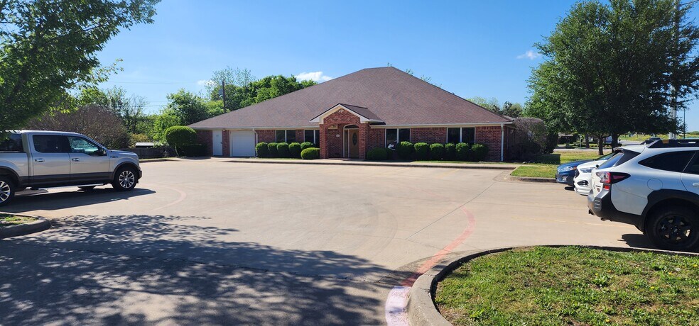 More Photos Of 1156 N Bonnie Brae St, Denton Medical For Sale