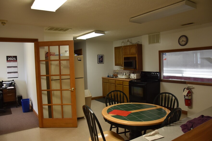 More Photos Of 125 S Westplex Ave, Bloomington Warehouse For Sale