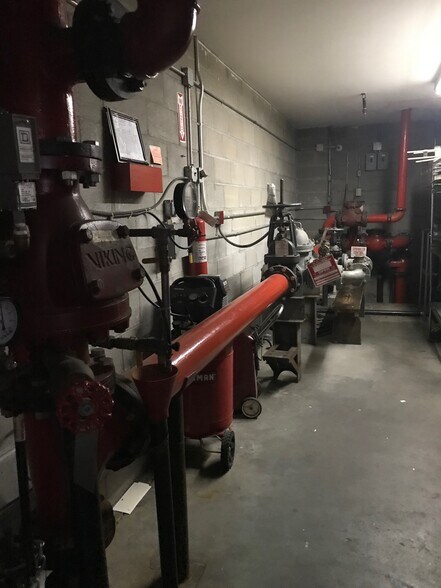 More Photos Of 18-81 Steinway St, Astoria Warehouse For Sale