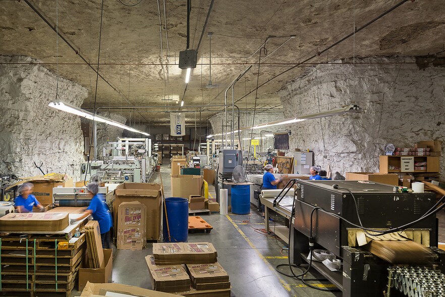 More Photos Of 17501 W 98th St, Lenexa Warehouse For Lease