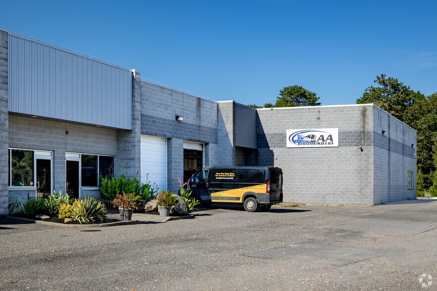 More Photos Of 1 Old Dock Rd, Yaphank Warehouse For Lease
