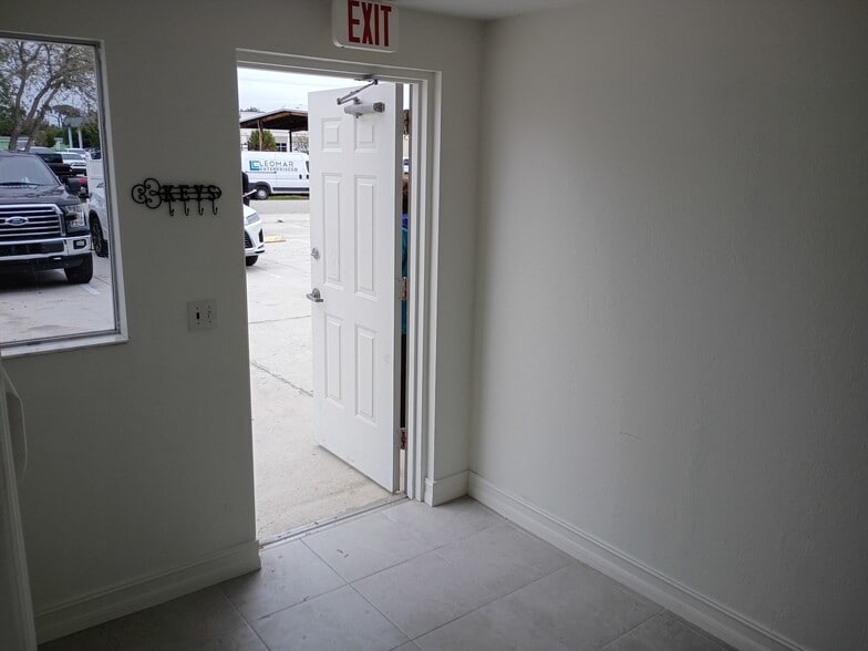 More Photos Of 326 NE 3rd Ave, Cape Coral Warehouse For Lease