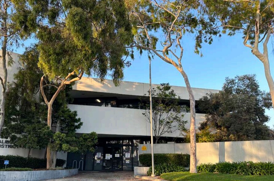 More Photos Of 1651 16th St, Santa Monica Office For Lease