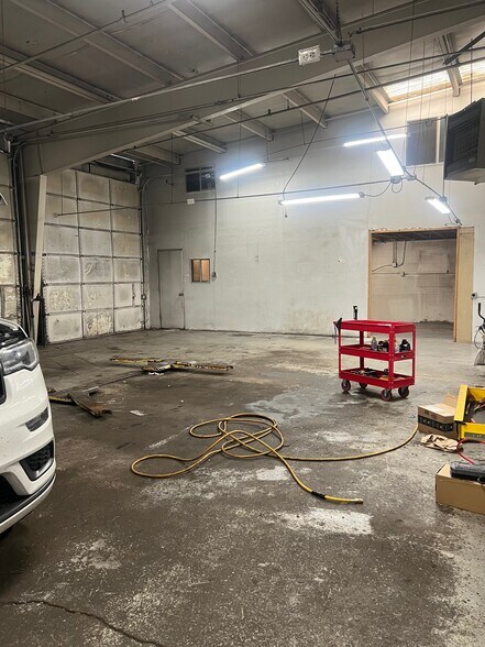 More Photos Of 2101 W Cornell Ave, Englewood Auto Repair For Lease