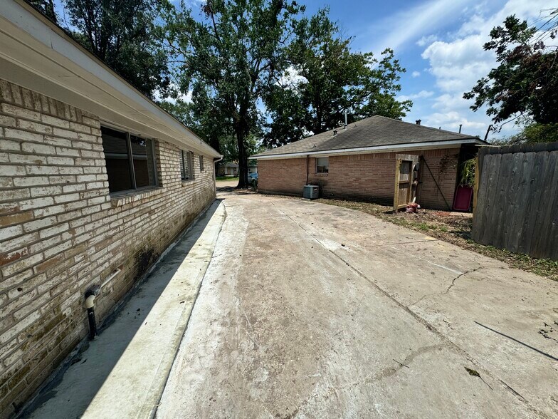 More Photos Of 7315 Housman, Houston Specialty For Sale
