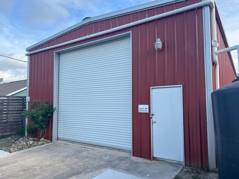 More Photos Of 15114 Iowa St, Austin Self Storage For Sale