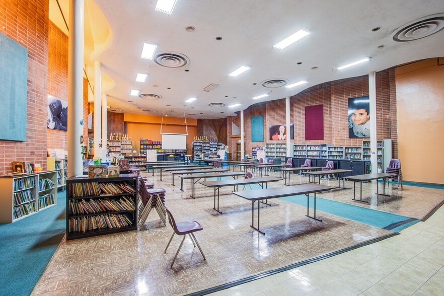 More Photos Of 1600 E Oakey Blvd, Las Vegas Schools For Sale