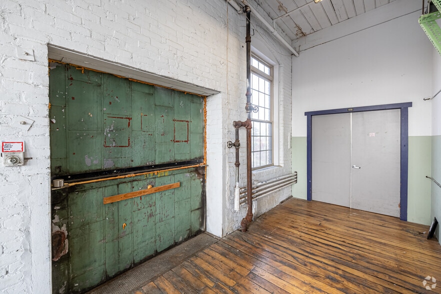 More Photos Of 221 Pine St, Florence Warehouse For Lease