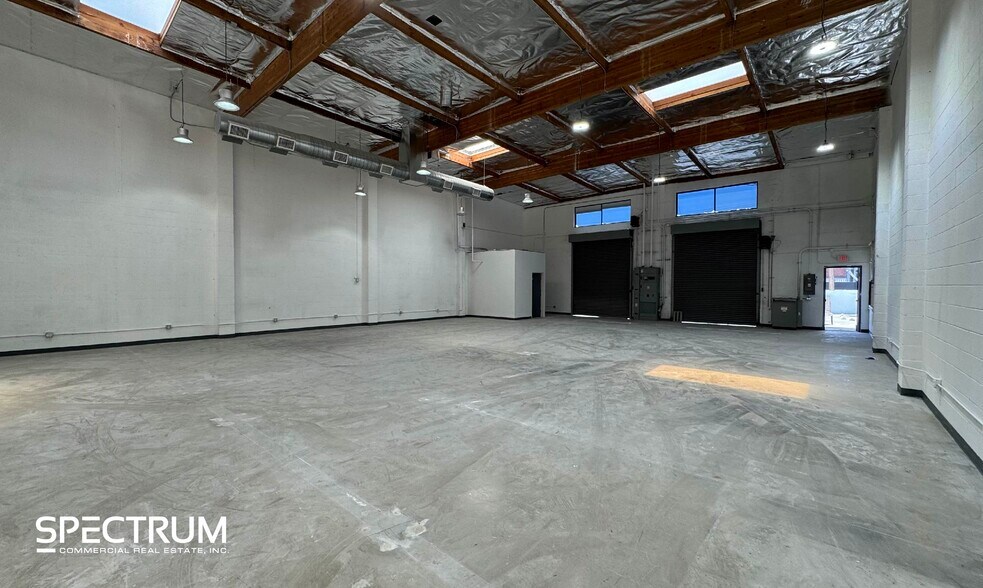 More Photos Of 15927-15929 Arminta St, Van Nuys Manufacturing For Lease