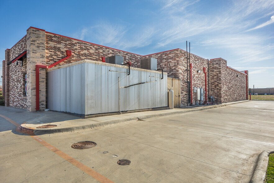 More Photos Of 7609 Hillside Rd, Amarillo Freestanding For Lease