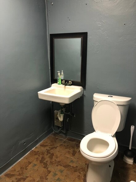 More Photos Of 8428 New Kings Rd, Jacksonville Storefront Retail Office For Lease