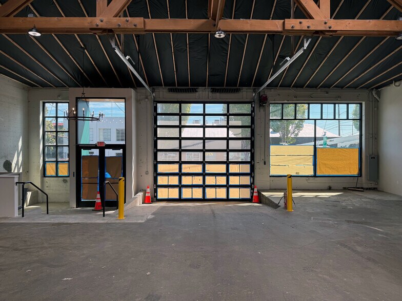 More Photos Of 633 SE Clay St, Portland Showroom For Lease
