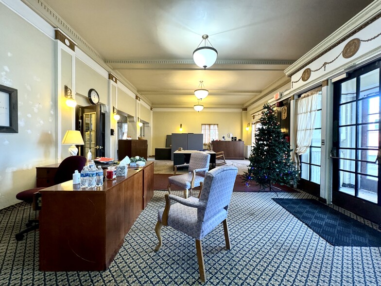 More Photos Of 118 E Court St, Paris Hotel For Sale