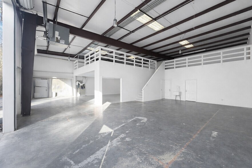 More Photos Of 1525 Senoia Rd, Tyrone Distribution For Lease