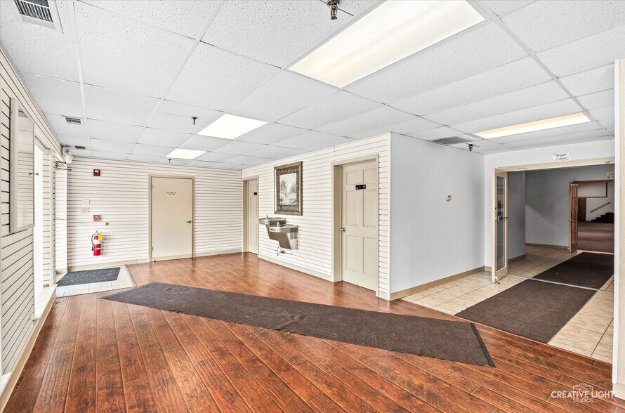 More Photos Of 2701 W Jefferson St, Joliet Storefront For Lease