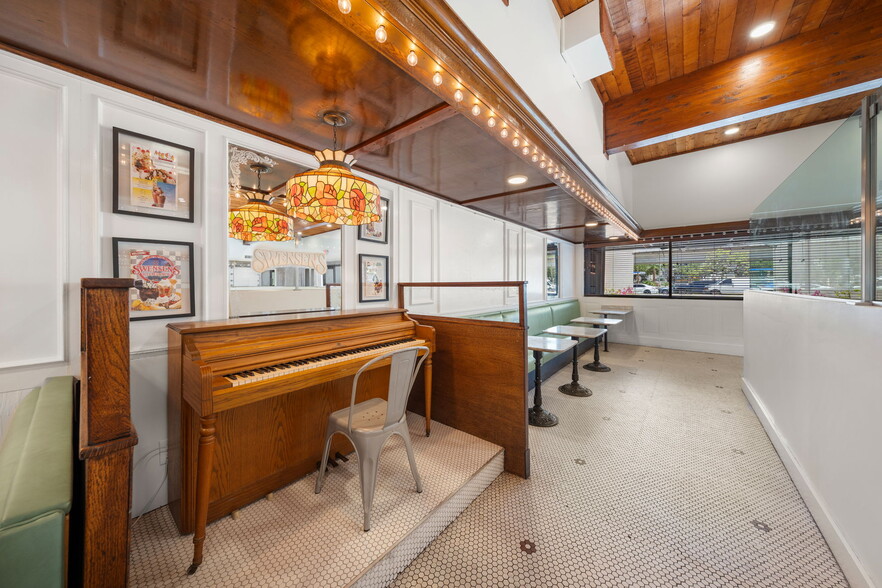 More Photos Of 1586 S Dixie Hwy, Coral Gables Restaurant For Lease