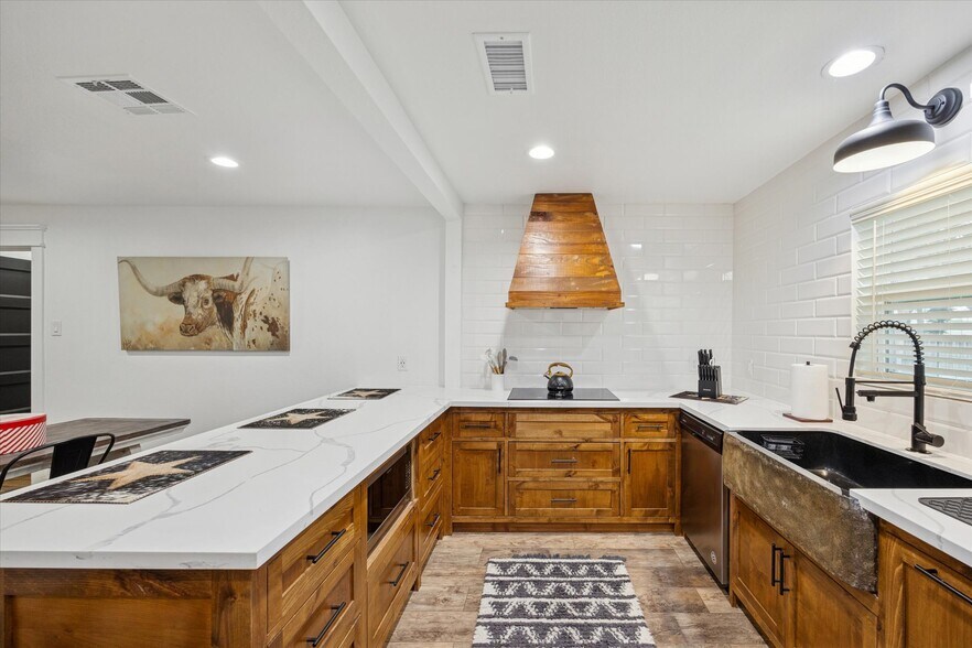 More Photos Of 5225 E 5th St, Katy Light Manufacturing For Sale