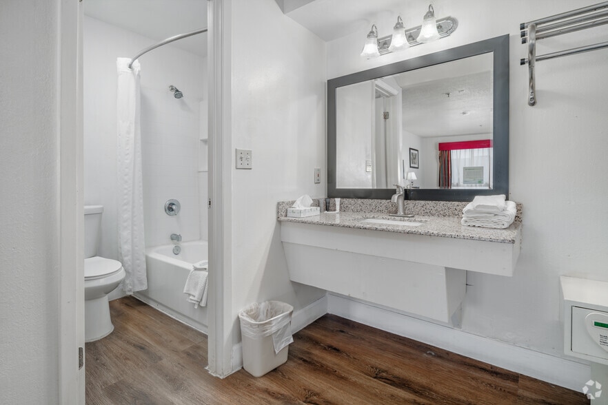 More Photos Of 3616 Veterans Blvd, Del Rio Hotel For Sale