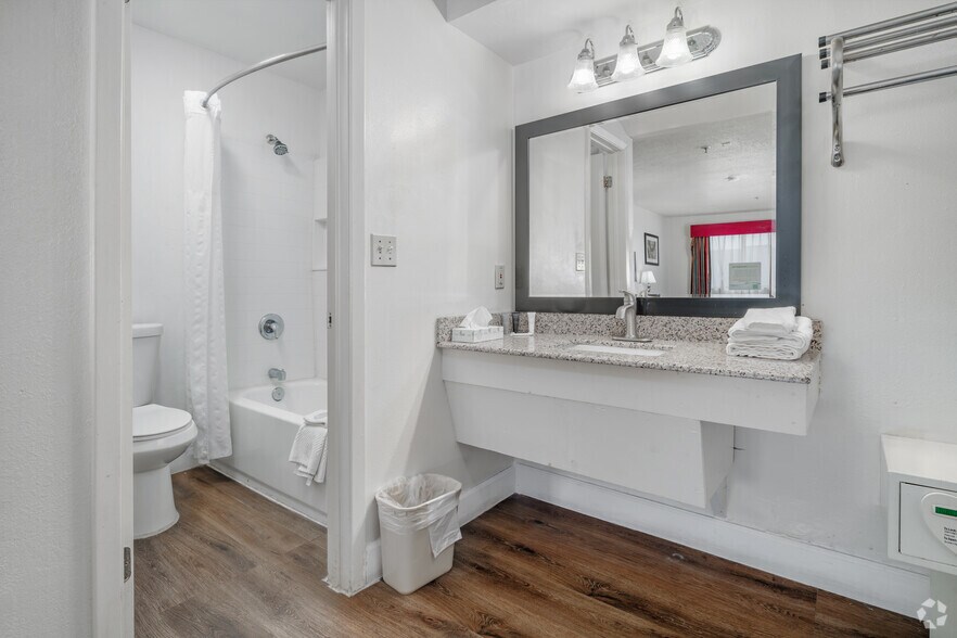 More Photos Of 3616 Veterans Blvd, Del Rio Hotel For Sale