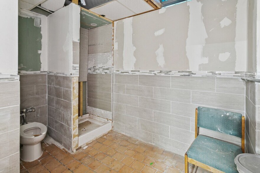 More Photos Of 327-345 E Bay St, Jacksonville Storefront Retail Office For Lease