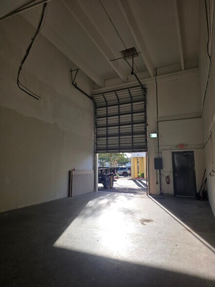 More Photos Of 2781 Vista Pky, West Palm Beach Light Manufacturing For Sale
