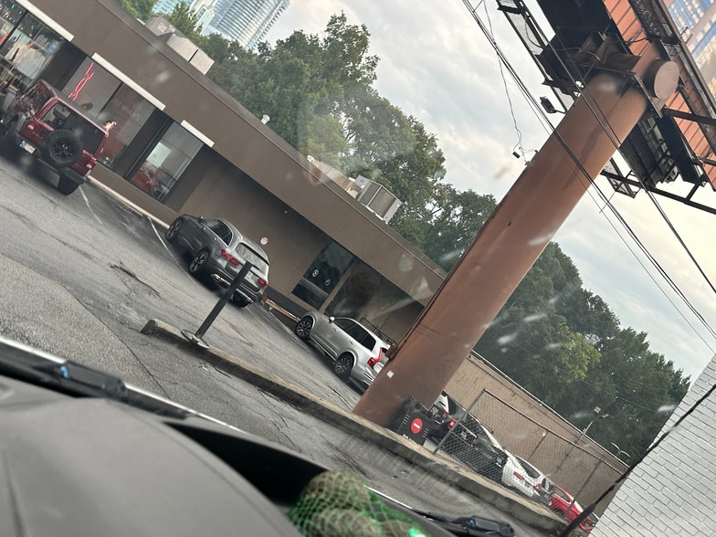 More Photos Of 3097 Piedmont Rd NE, Atlanta Freestanding For Lease