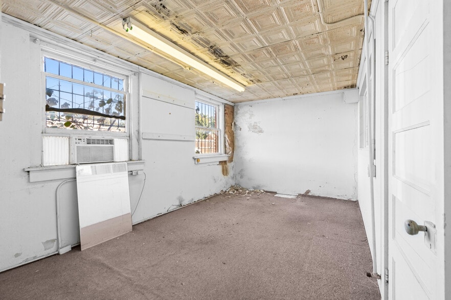 More Photos Of 207 E Elm St, Hillsboro Storefront Retail Residential For Sale