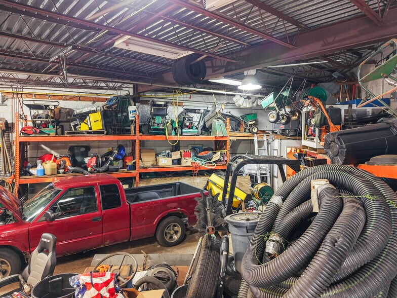 More Photos Of 55 Poplar St, Stamford Light Distribution For Sale