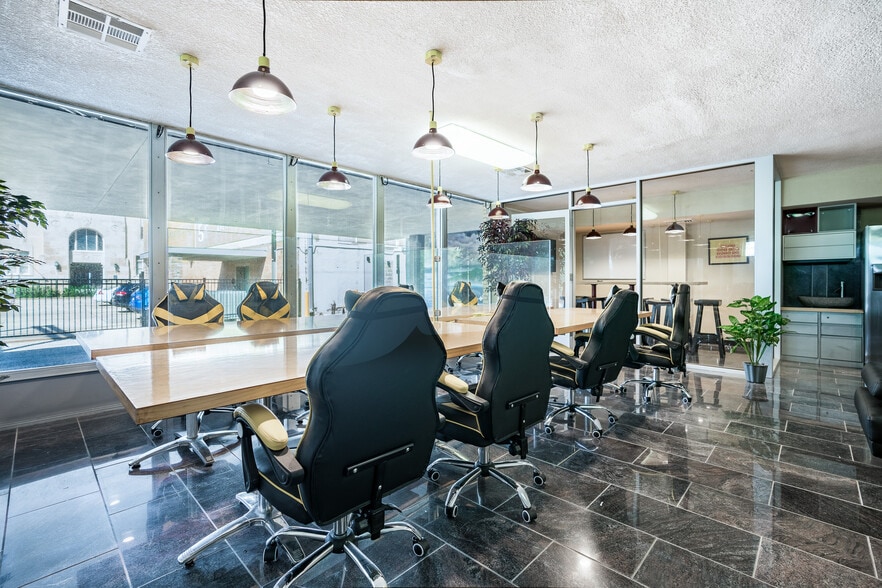 More Photos Of 622 Kempner, Galveston Loft Creative Space For Lease