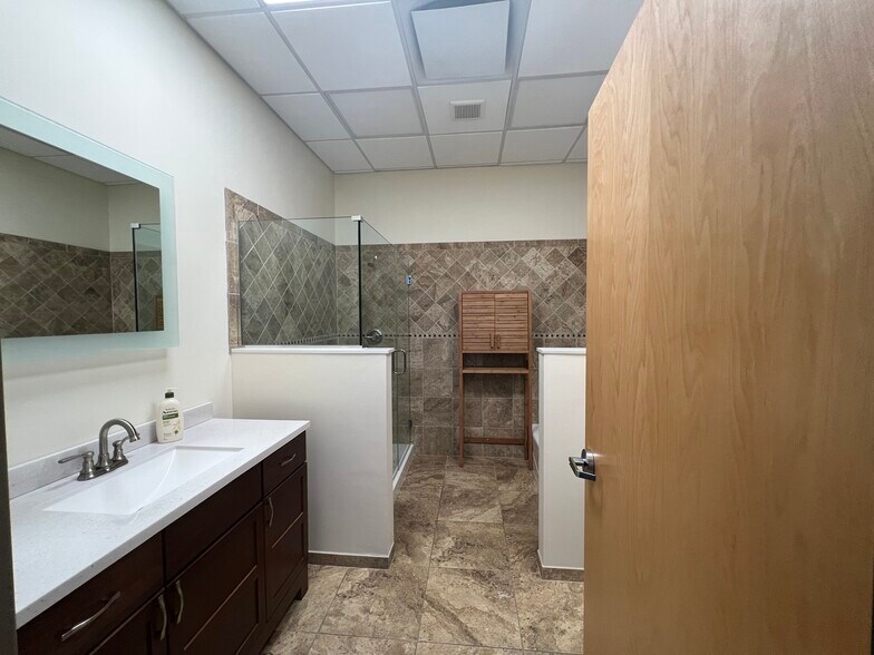 More Photos Of 16 Sawgrass Dr, Bellport Village Warehouse For Lease