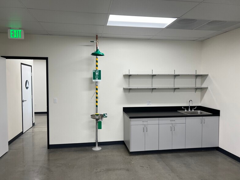 More Photos Of 7098 Miratech Dr, San Diego Research And Development For Lease