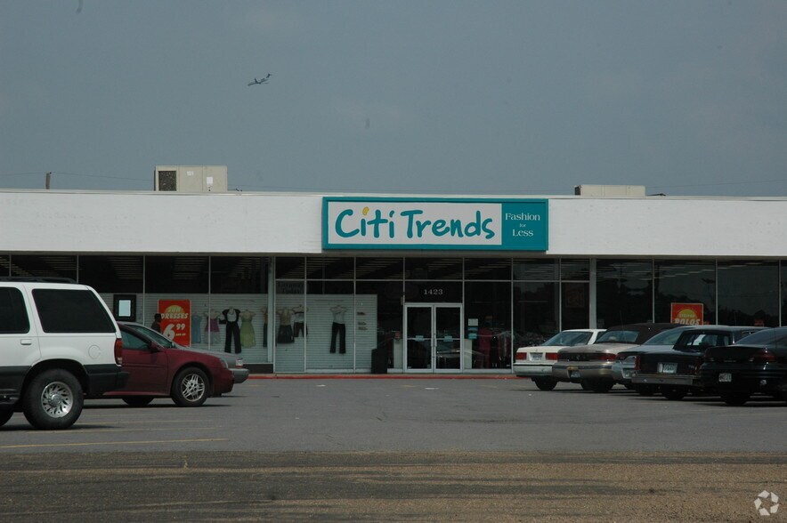 More Photos Of 1419-1425 Winnsboro Rd, Monroe Storefront For Lease