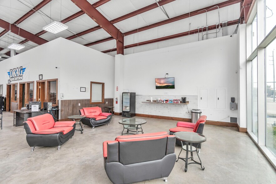 More Photos Of 14902 N Fwy Service Rd, Houston Freestanding For Sale