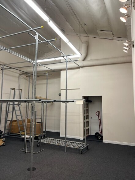 More Photos Of 1329-1333 Santee St, Los Angeles Storefront For Lease