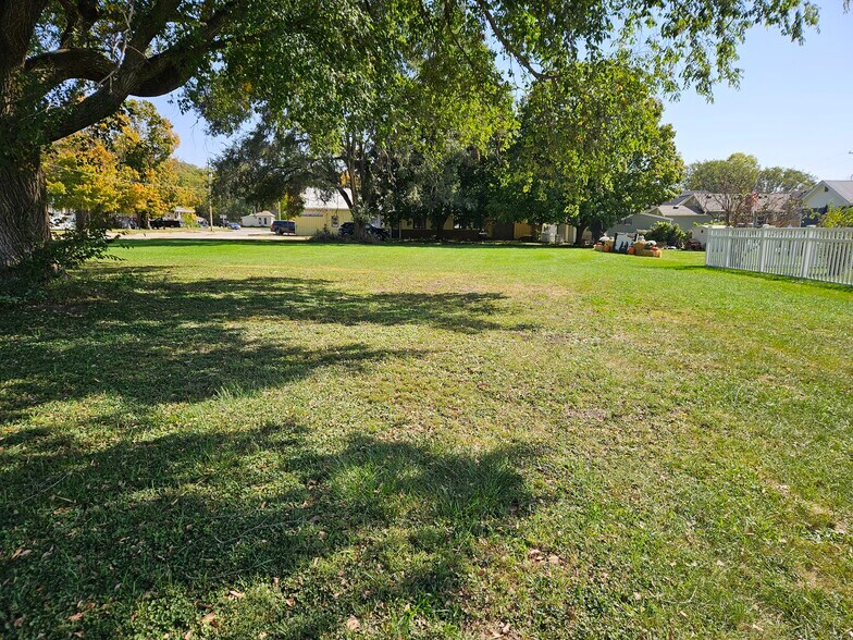 More Photos Of 1245 E Bluff St, Marseilles Freestanding For Sale