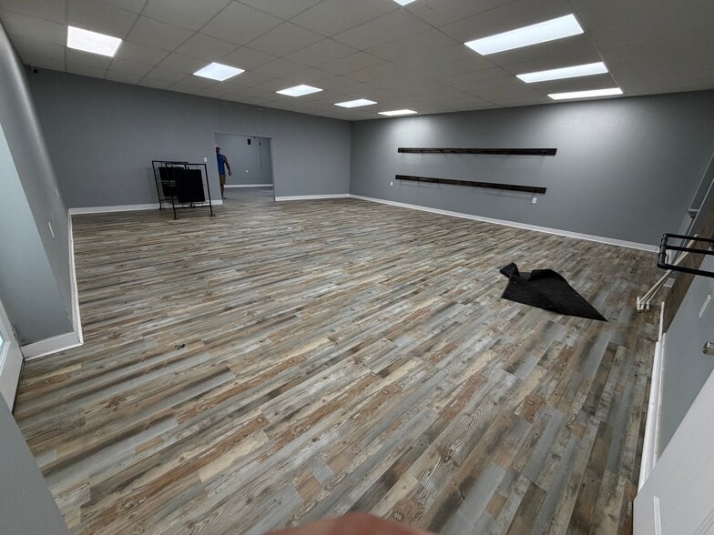 More Photos Of 219 S 2nd St, Cabot Auto Repair For Lease