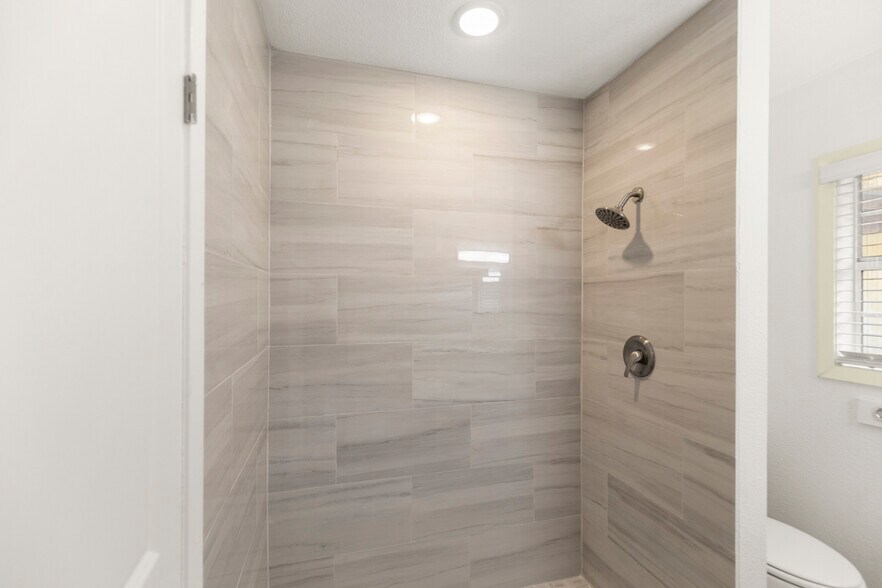 More Photos Of 14135 Huffmeister Rd, Cypress Freestanding For Lease