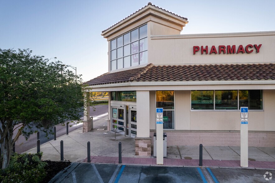 More Photos Of 13125 N Main St, Jacksonville Drugstore For Sale
