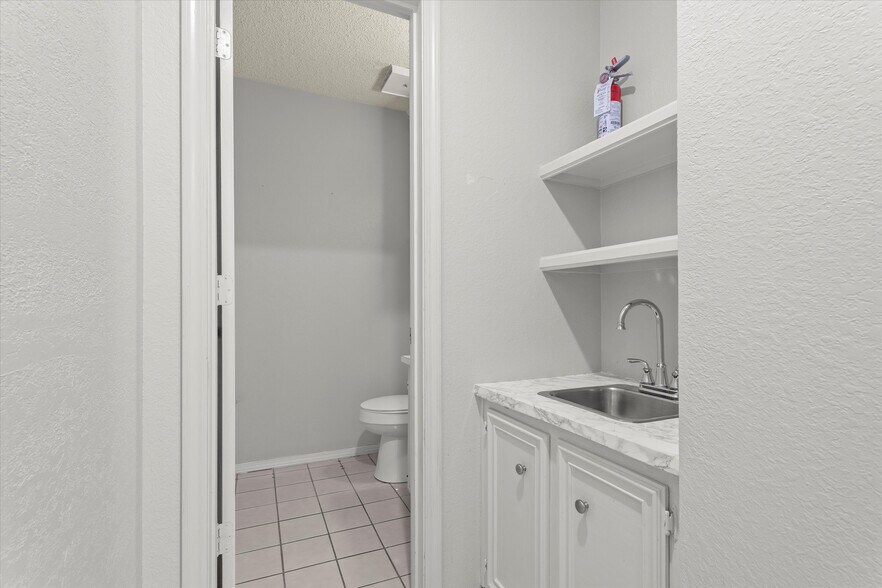 More Photos Of 8008 Slide Rd, Lubbock Office For Sale